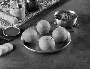Fried Litti With Ghugni & Green Chutney