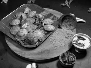 Tossed Ghee Garlic Podi Idly