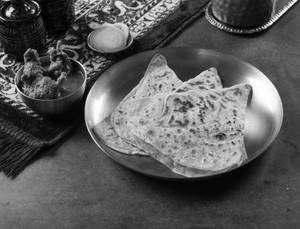 Triangular Paratha With Chicken & Salad