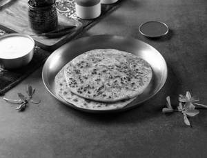 Methi Paratha With Curd & Green Chutney