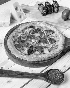 Tandoori Paneer Tikka Pizza