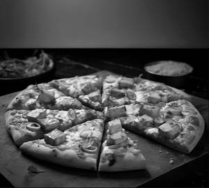 Chicken Tikka pizza [Serves 2]