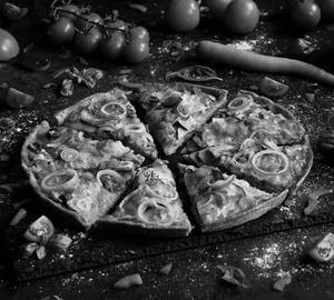 Spicy chicken pizza [Serves 2 ]