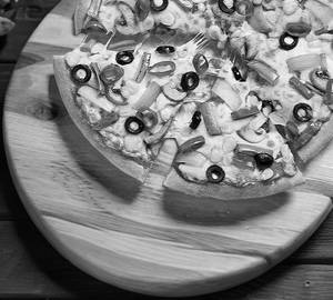 Veg Pizza [Serves 2 ]