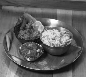 Bengali Fried Rice [750 Ml] With Gandharaj Chicken [3 Pieces] And Chutney