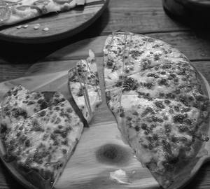 Deluxe Margherita Pizza