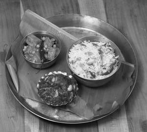 Bengali Fried Rice [750 Ml] With Matar Paneer [8 Pieces] And Chutney