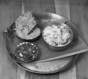 Bengali Fried Rice [750 Ml] With Doi Diye Katla Mach And Chutney
