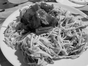 Hakka Noodles And Chilli Chicken Bowl