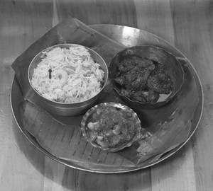 Basmati Pulao [750 Ml] With Poora Chicken [3 Pieces] And Chutney