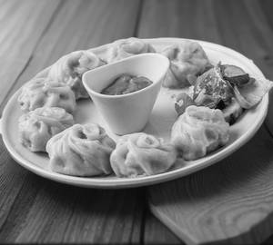 Veg steamed momos (12 pieces)