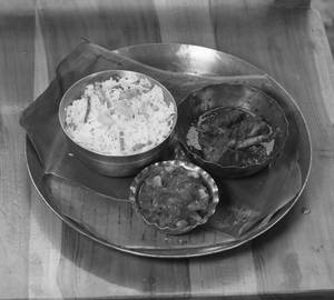 Bengali Fried Rice [750 Ml] With Poora Chicken [3 Pieces] And Chutney