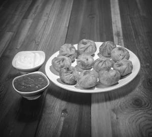 Veg Fried Momos (12 Pieces)