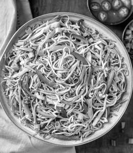 Veg Hakka Noodles Bowl