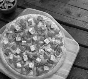 Chatpata paneer pizza