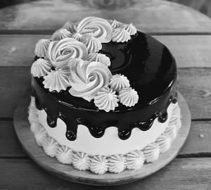 Chocolate Vanilla Cake (eggless)