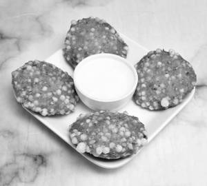 Sabudana wada [4 pieces and dahi]