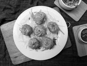 Pork Momos (deep Fried)(served With Soup And A Chutney)(6 Pcs)