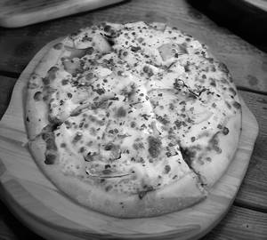 Cheese and onion pizza