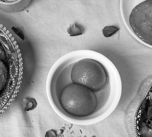 Gulab Jamun (Kesaria) 5 Pcs