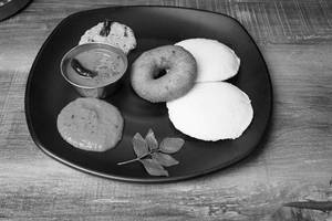Idli [2 Pieces] With 1 Vada