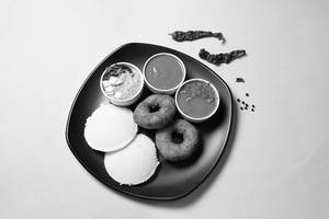 Idli [2 Pieces] With 2 Vada