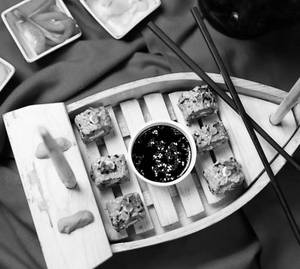 Avocado And Butterfly Pea Uramaki Sushi [200 g]