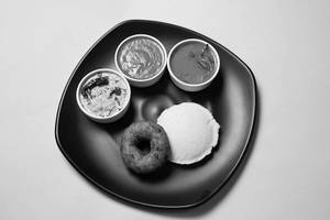 Idli [1 Piece] With 1 Vada