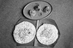 Egg Uttapam With Chicken Curry [2 Pieces]