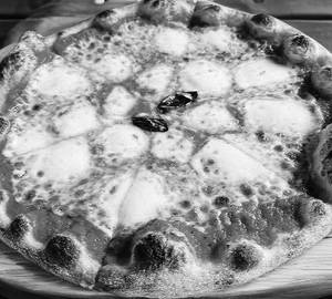 Margherita cheese pizza