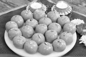 Besan Ke Ladoo (500 Grams)