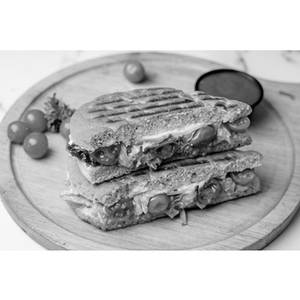 Cherry tomato, Veggies, Mozzarella Sandwich In Panini - Veg