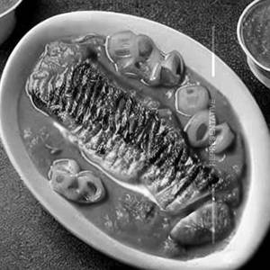 Grilled fish in tangy tomato sauce