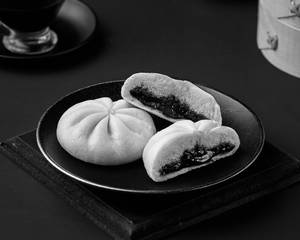Sweet Chocolate Baos with Chocolate Sauce