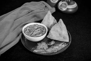 Samosa Chole (2 Samosa With Chole)