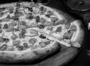 Tomato and sweet corn pizza