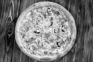 Sweet corn and mushroom pizza