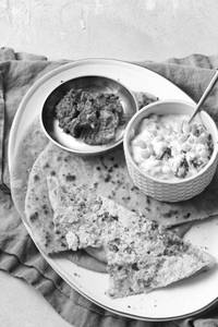 Paneer Paratha [2 Paneer Paratha, Raita, Pickle]