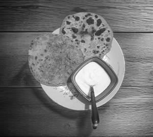 Aloo paratha 1 pcs with curd