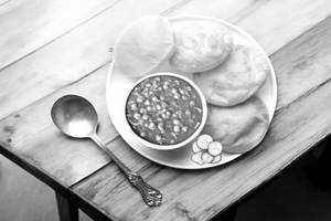 Chole Poori (4 Pcs)