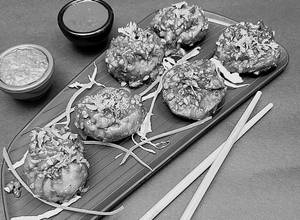 Chicken Green Garlic Tossed Momos [6 Pcs]