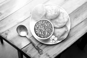 Chole Poori [4 Pcs]