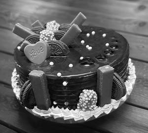 Chocolate kitkat cake