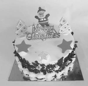 Black Forest Cake With Christmas Decoration (500 gm)