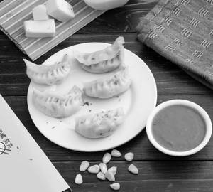 Cheesy corn momos
