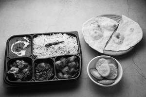 Veg Thali With Jeera Aalu