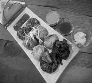 Darjeeling Delight'S Veg Momo'S Platter [12 Pieces]