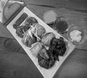 Darjeeling Delight'S Chicken Momo'S Platter [12 Pieces]