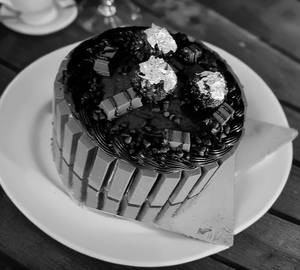 Kitkat strawberry fall cake