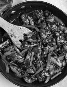 Chicken In Mild Garlic Sauce